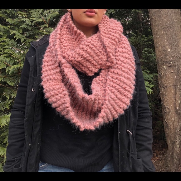 Rose infinity scarf - Picture 1 of 3